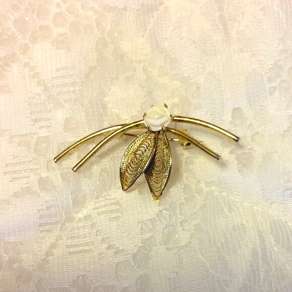 Vintage Hand Carved Ivory Gold Tone Brooch Jewelry Pin - Picture 3 of 9